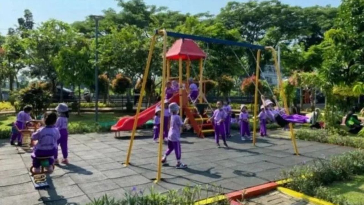 Dewan Kota Jakarta Selatan mendesak Pemkot untuk memperbarui Fasilitas RPTRA Jakarta Selatan dengan standar internasional. Upaya ini bertujuan meningkatkan kualitas ruang publik ramah anak dan interaksi warga.
