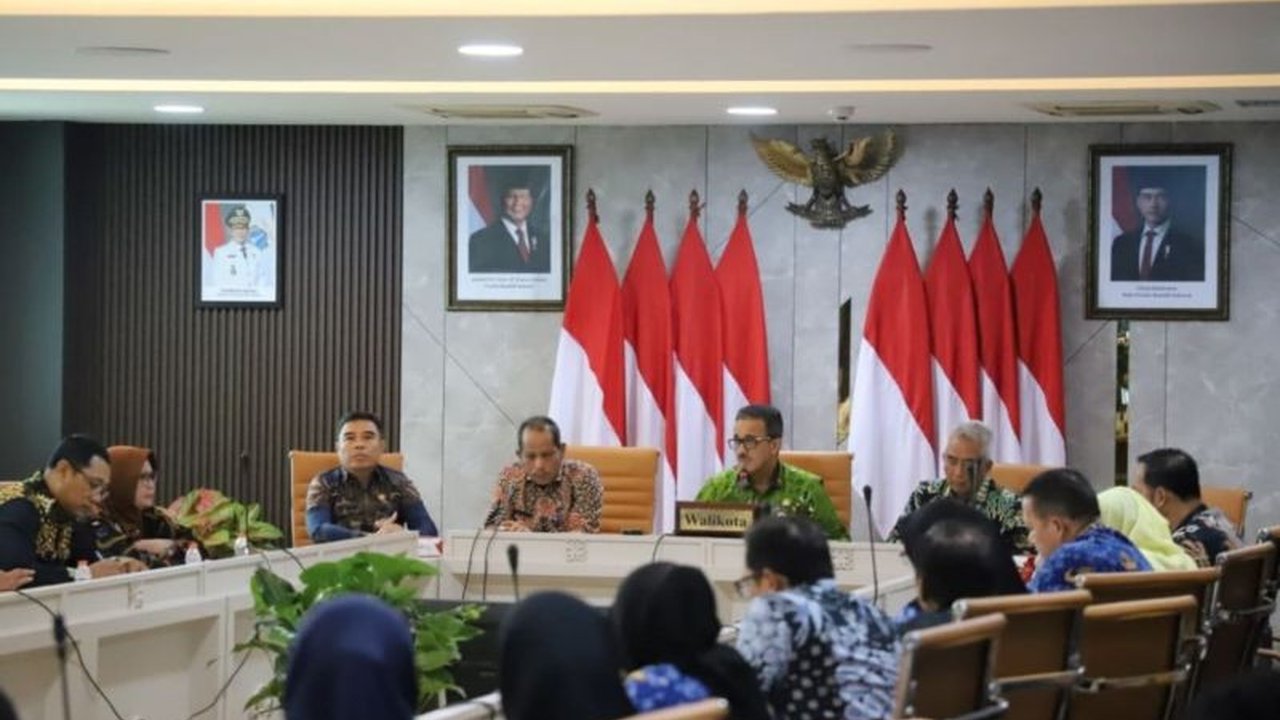 Pemerintah Kota Administrasi Jakarta Selatan meminta pejabat yang baru dilantik untuk segera merespon aduan warga, memastikan pelayanan optimal dan penanganan masalah lingkungan yang cepat.