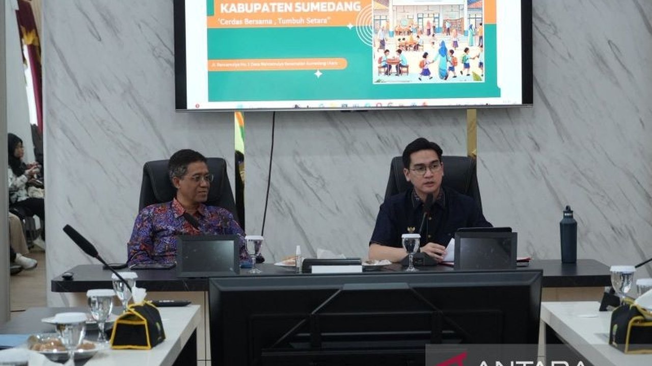 Kementerian Sosial (Kemensos) memberikan apresiasi tinggi terhadap penyelenggaraan Sekolah Rakyat Sumedang, menjadikannya contoh terbaik untuk direplikasi nasional dalam upaya mengentaskan kemiskinan dan kesenjangan sosial.
