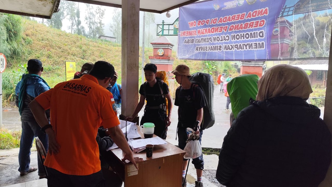 187 Pendaki yang Sempat Terjebak Erupsi Semeru Akhirnya Turun dengan Selamat