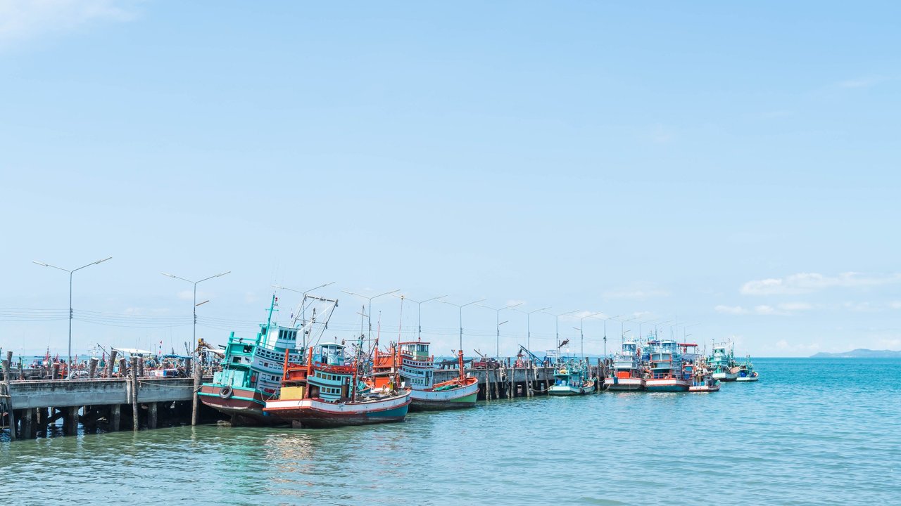 Ilustrasi kapal, laut. (Image by topntp26 on Freepik)