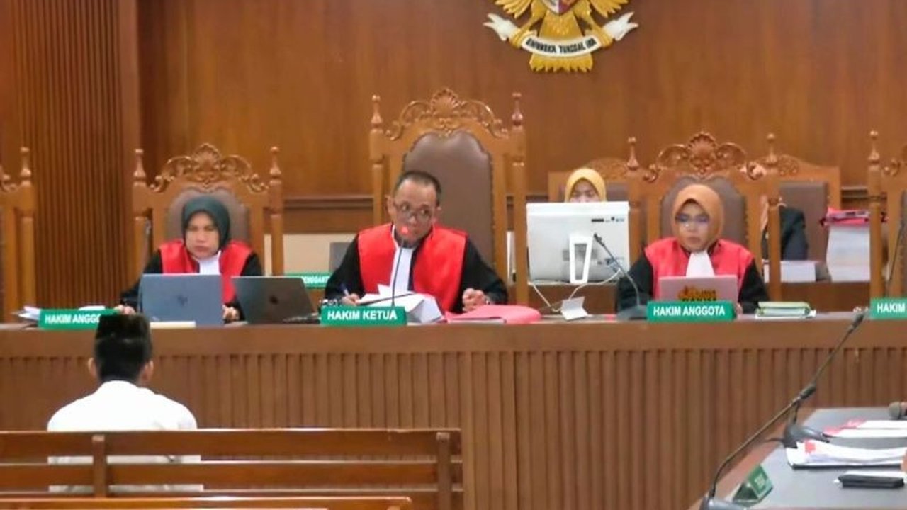 Dua individu didakwa atas perusakan mobil pegawai Kemendagri saat demo Agustus 2025, menyebabkan kerugian Rp186 juta. Simak kronologi lengkap insiden perusakan mobil Kemendagri ini.