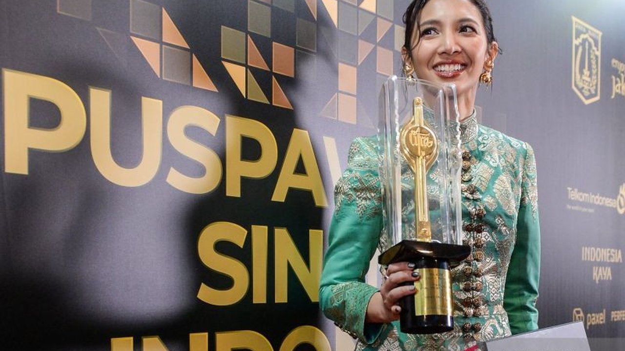 Aktris Sheila Dara Aisha kembali menorehkan prestasi gemilang dengan meraih Piala Citra FFI 2025 sebagai Pemeran Utama Perempuan Terbaik untuk film 'Sore: Istri Dari Masa Depan'.