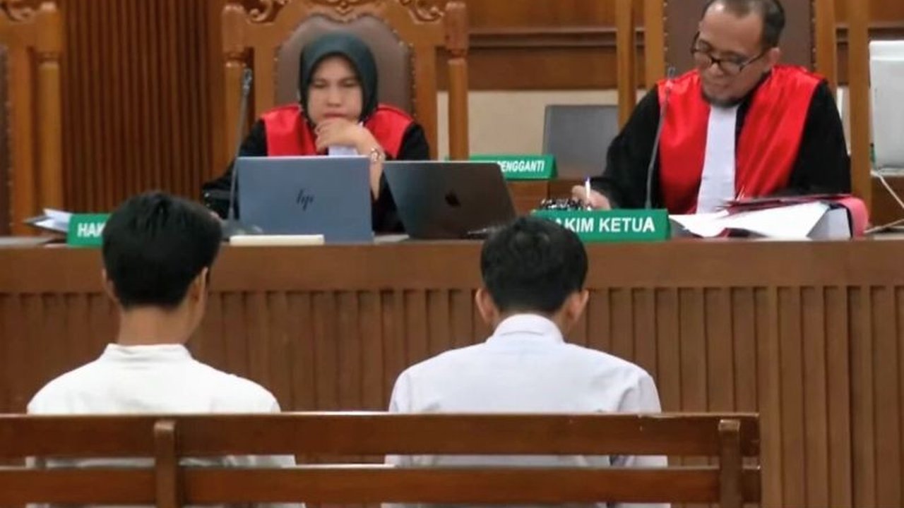 Dua pegawai ekspedisi, Arpan Ramdani dan Muhammad Adriyan, didakwa merusak fasilitas umum saat demo di depan Gedung DPR/MPR RI pada Agustus 2025, memicu pertanyaan tentang peran media sosial dalam provokasi.