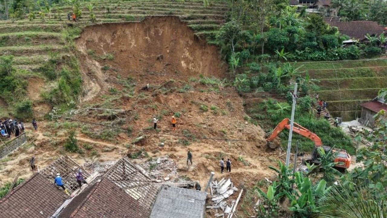 BPBD Ponorogo terus menggenjot pembersihan material longsor yang menutup akses jalan Wagir Kidul-Banaran. Upaya ini diharapkan segera memulihkan mobilitas warga terdampak Longsor Ponorogo.