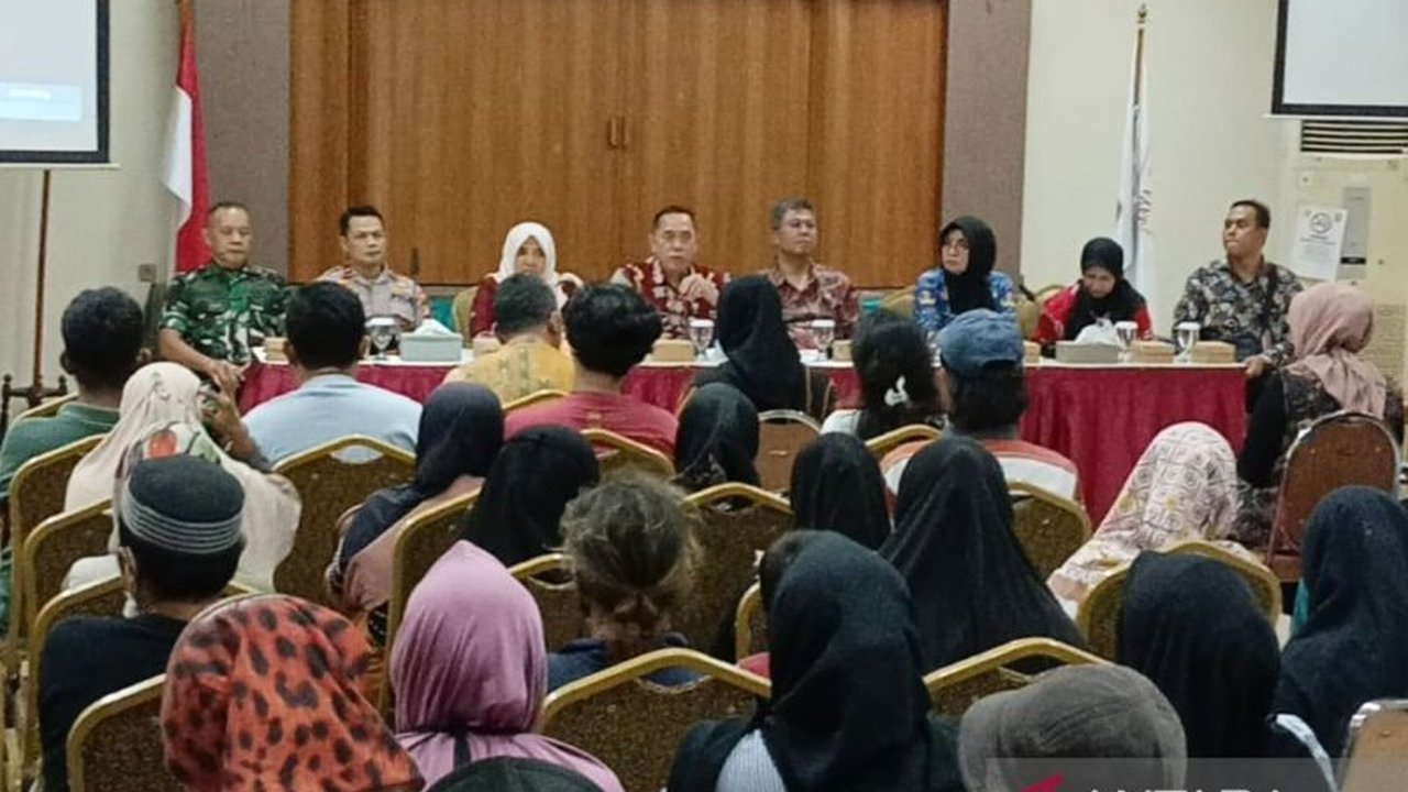 Pemerintah Kota Jakarta Timur akan melakukan Penertiban TPU Jakarta Timur di Kebon Nanas dan Kober Rawa Bunga, menertibkan ratusan rumah warga untuk atasi krisis lahan makam DKI.