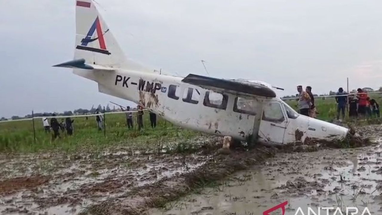 Sebuah pesawat kecil milik BRO Skydive Indonesia dilaporkan jatuh di areal persawahan Karawang, Jumat sore, dengan Kapten Eko Agus Nugroho sebagai pilot, namun seluruh awak pesawat berhasil selamat.