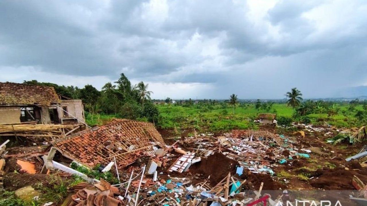 Pemerintah Kabupaten Cianjur gencar lakukan antisipasi gempa bumi, mengingat wilayahnya dikelilingi tujuh sesar aktif. Edukasi dan pemetaan wilayah rawan terus digalakkan untuk meningkatkan kesiapsiagaan.