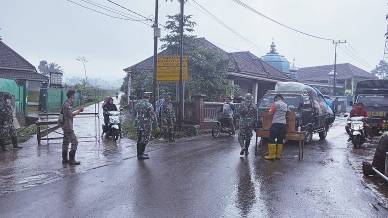 Letusan sekunder Semeru yang dipicu lahar dingin dan material panas membuat warga Lumajang panik dan jalur Piket Nol sempat ditutup. Kejadian ini mengingatkan pentingnya kewaspadaan dan kesiapsiagaan menghadapi bencana alam.