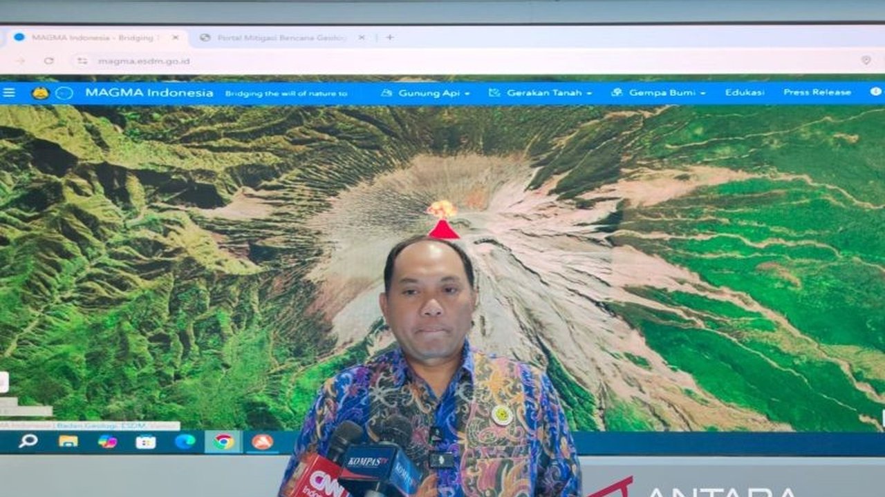 Masyarakat diimbau waspada terhadap potensi lahar dingin Semeru akibat tingginya curah hujan dan penumpukan material vulkanik, meskipun awan panas tidak terdeteksi.