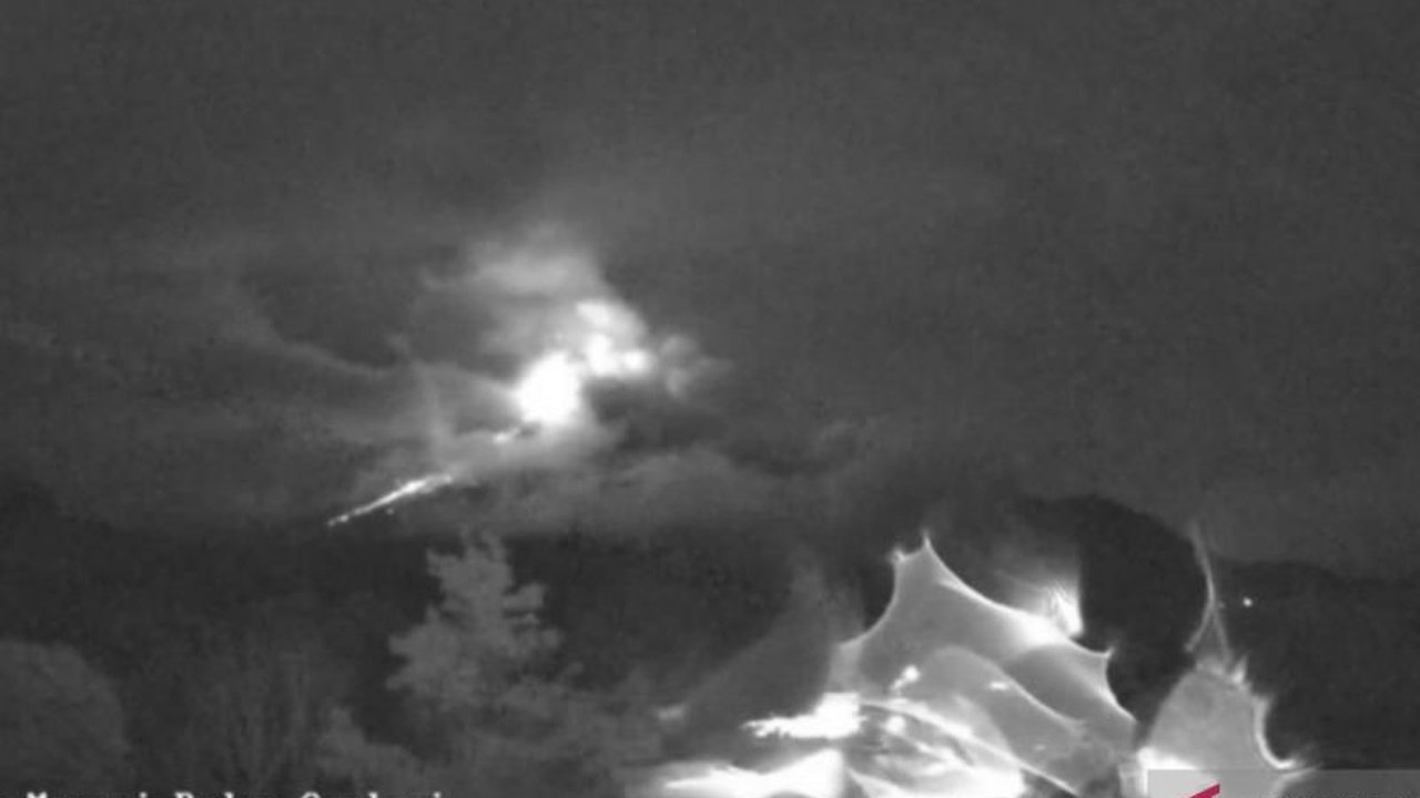 Gunung Merapi kembali meluncurkan awan panas sejauh dua kilometer pada Jumat malam, menegaskan status Siaga (Level III) yang masih berlaku. Waspada terhadap potensi bahaya Awan Panas Merapi.