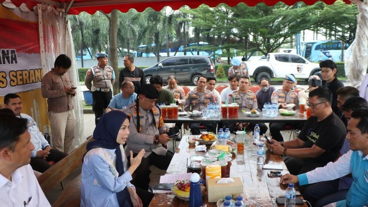 Menjelang penetapan UMK 2026 Serang, Bupati Serang Ratu Rachmatuzakiyah meminta buruh mengedepankan dialog. Hal ini demi menjaga iklim investasi dan kesejahteraan pekerja.