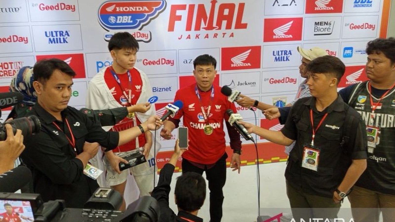 SMA Bukit Sion Jakarta berhasil meraih gelar juara DBL Jakarta 2025 setelah mengalahkan SMA Jubilee, berkat strategi disiplin bertahan yang diterapkan pelatih Ricky Lesmana. Simak bagaimana mereka mencapai puncak!