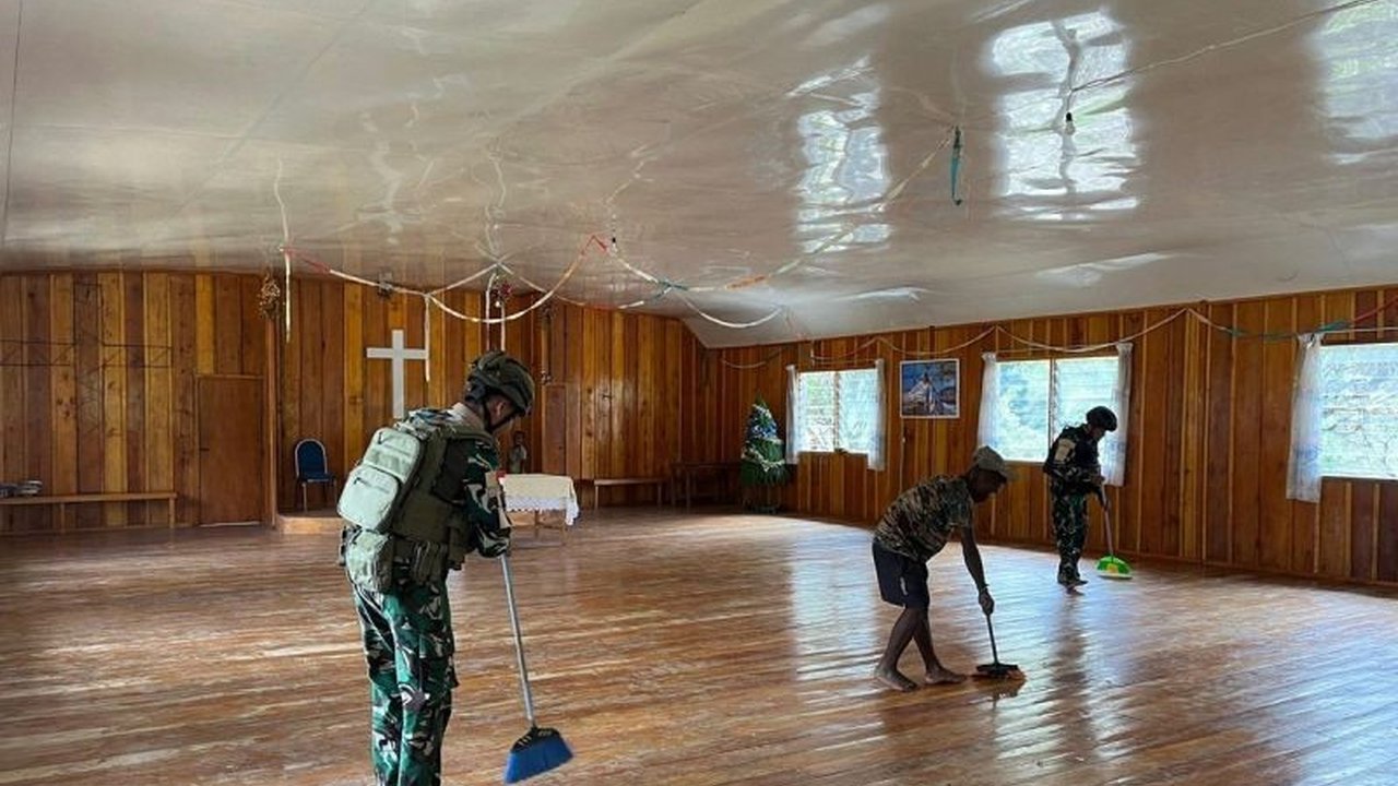Jelang Natal 2025, Satgas Yonif 511 Bersihkan Gereja Pinimi di Distrik Malagaineri, Lanny Jaya, Papua Pegunungan, wujudkan toleransi dan kenyamanan ibadah bagi jemaat.