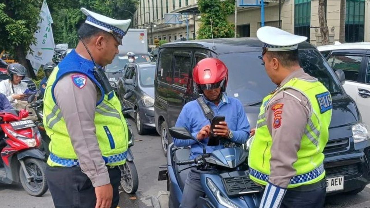 Polda Sumut mencatat 1.345 pelanggaran lalu lintas selama empat hari Operasi Zebra Toba 2025, mengedepankan pendekatan persuasif demi kesadaran berlalu lintas.