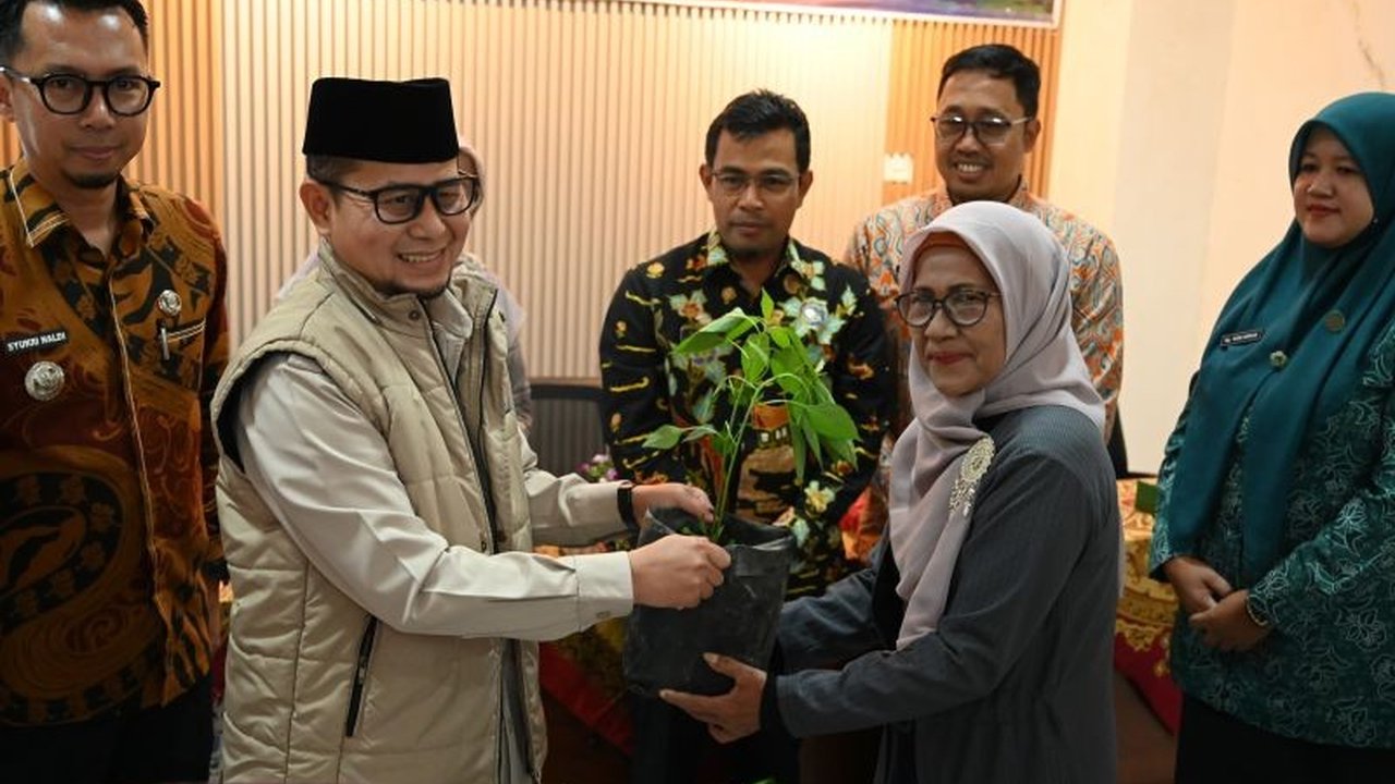 Pemerintah Kota Bukittinggi menyalurkan bantuan bibit cabai kepada kelompok Dasawisma dan TP-PKK. Langkah ini diharapkan memperkuat ketahanan pangan serta menekan inflasi di Bukittinggi.