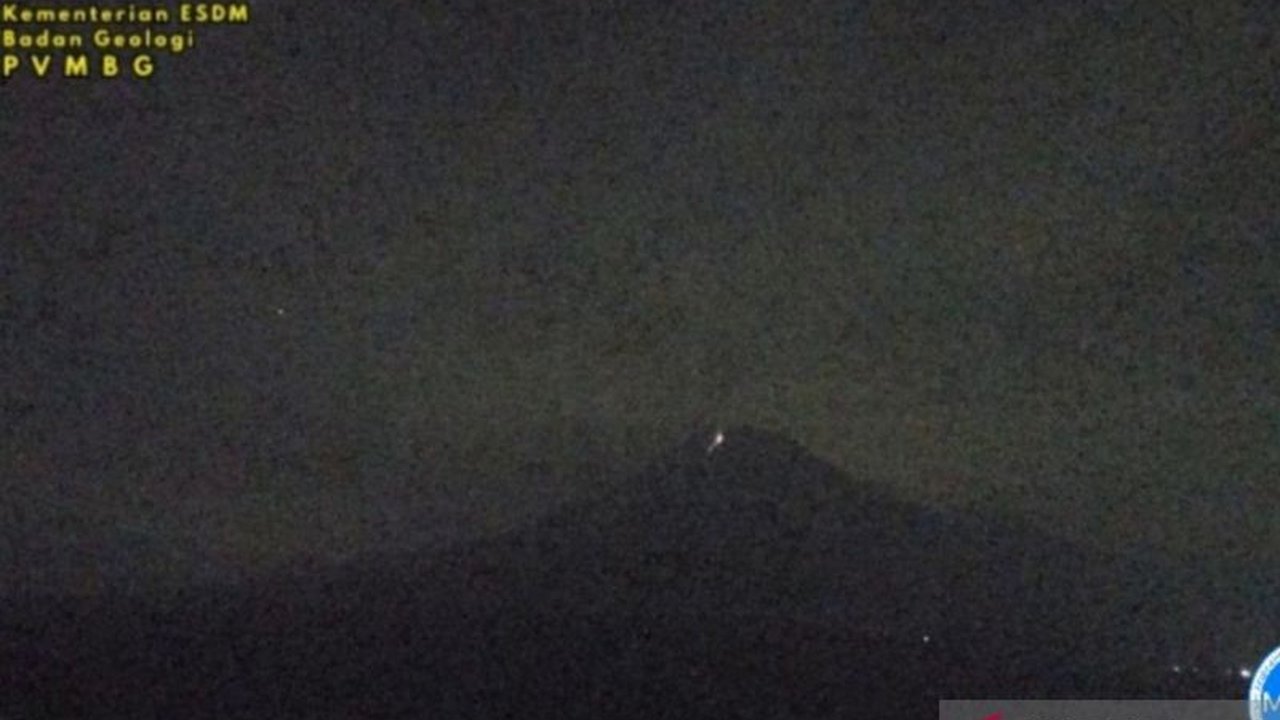 Aktivitas Gunung Semeru kembali terpantau dengan embusan asap setinggi 1.000 meter, sementara status Awas tetap diberlakukan untuk menjaga keselamatan warga.
