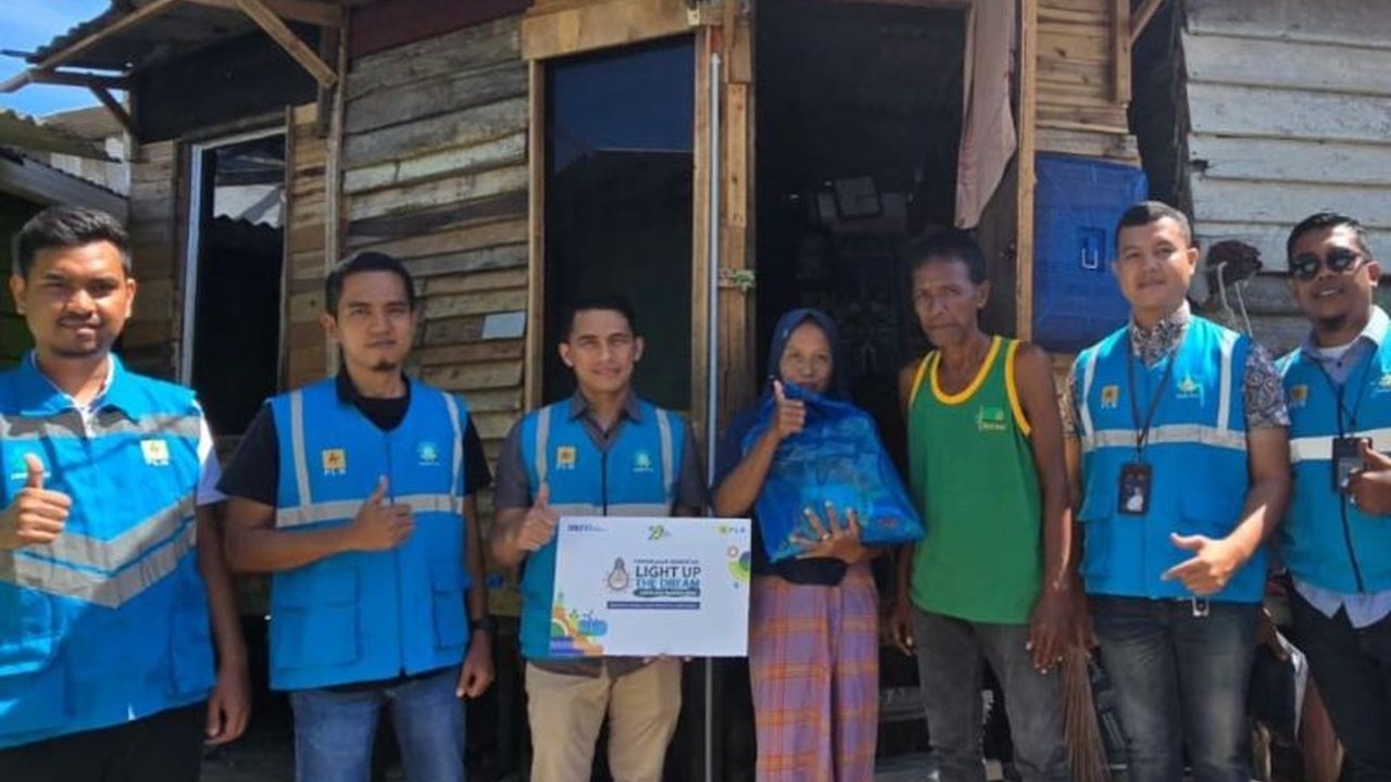 PT PLN ULP Lhokseumawe memberikan PLN Listrik Gratis kepada keluarga kurang mampu di Aceh melalui program Light Up The Dream, wujud kepedulian sosial PLN.