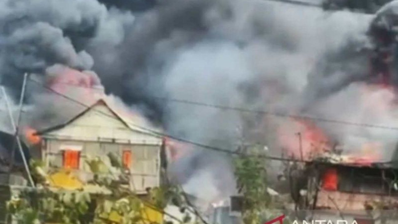 Pemkot Makassar bergerak cepat membangun kembali belasan rumah warga yang hancur akibat tawuran di Kecamatan Tallo. Ini wujud komitmen Pemkot Makassar Bangun Rumah Warga, memulihkan sosial pasca-konflik.