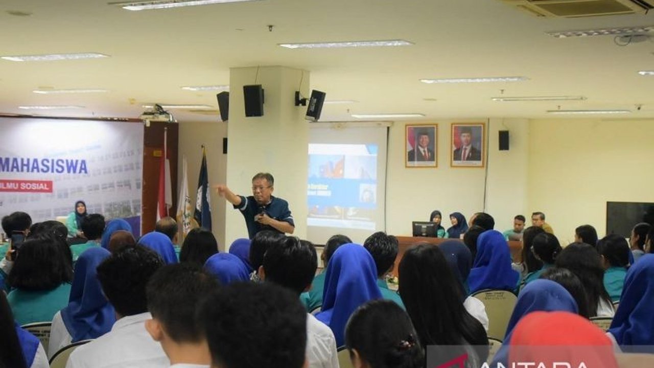 Guru Besar Unimed, Prof. Syawal Gultom, membekali mahasiswa dengan nilai integritas dan gagasan 