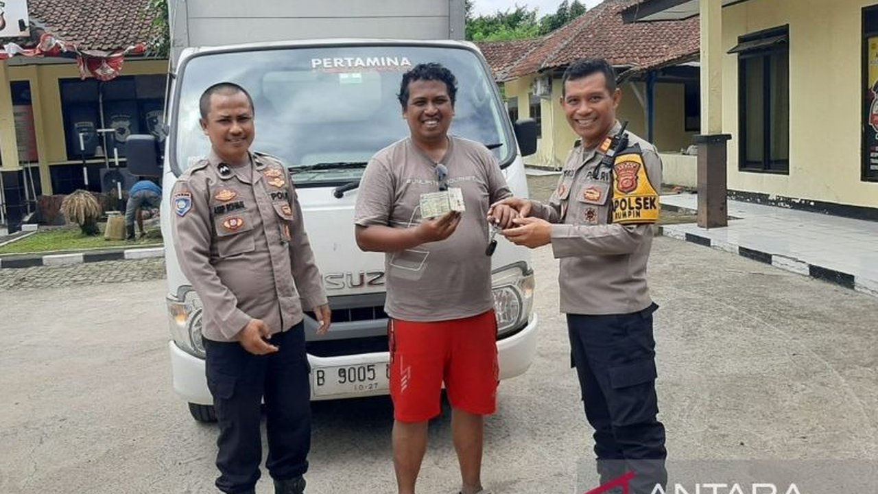 Polsek Rumpin berhasil serahkan mobil hilang berjenis box kepada pemiliknya di Kabupaten Bogor. Penemuan ini berkat laporan cepat dan pemanfaatan GPS yang akurat.