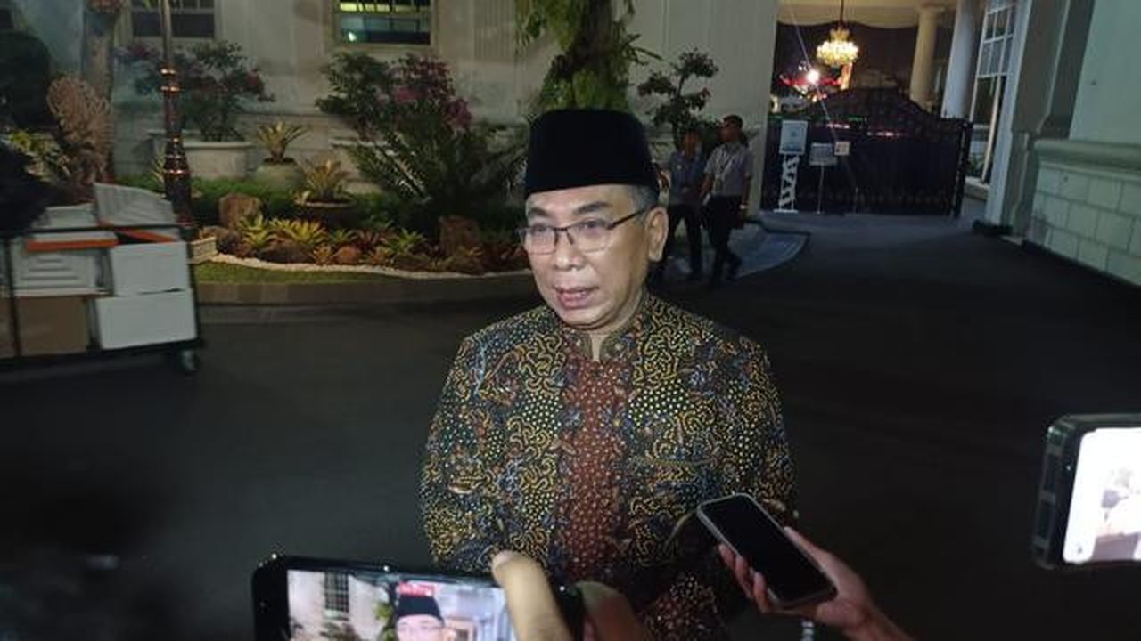 Ketum PBNU KH Yahya Cholil Staquf alias Gus Yahya bertemu Presiden Jokowi di Istana, Rabu (14/8/2024). Gus Yahya mengaku sempat membicarakan soal konflik PBNU dan PKB. (Liputan6.com/Lizsa