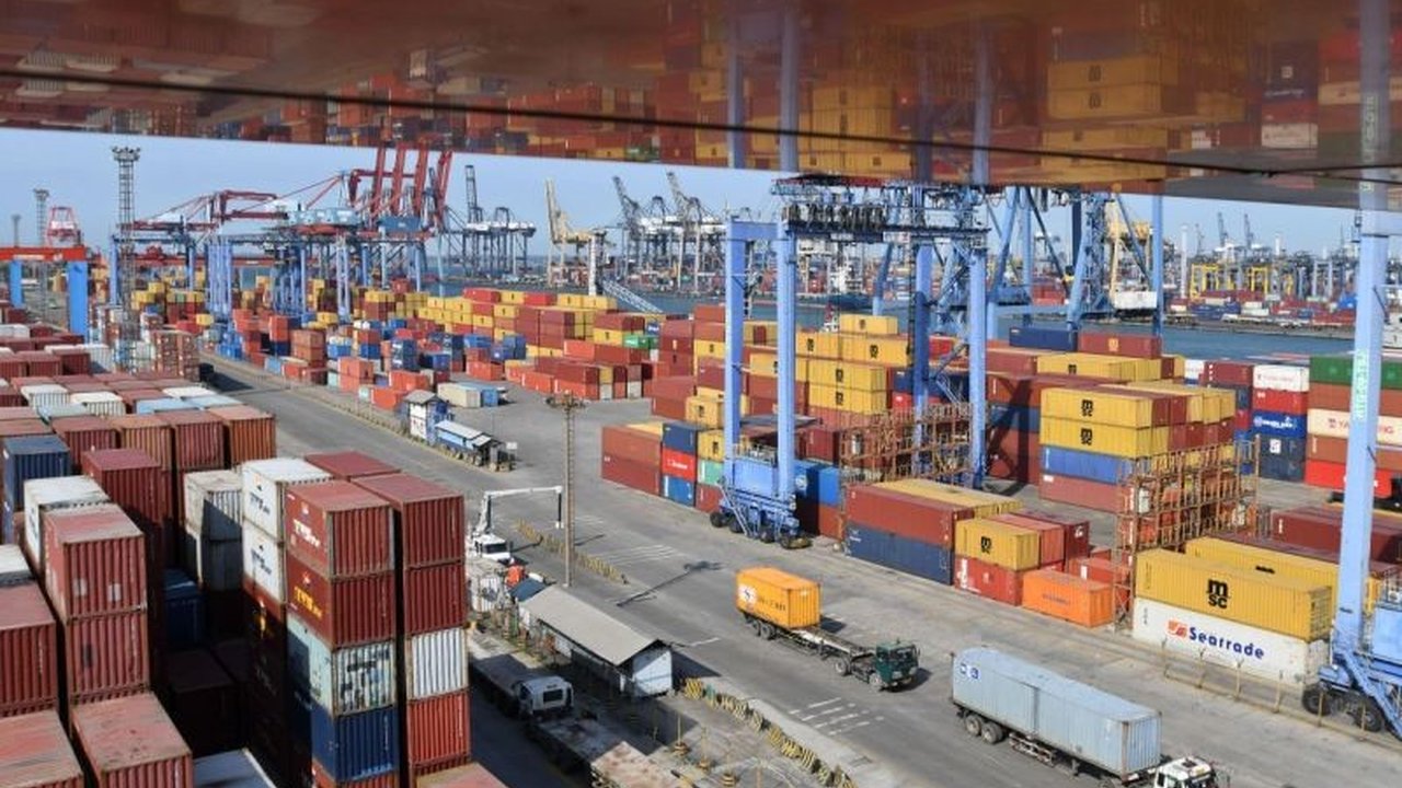 Ekonom Celios menekankan pentingnya Diversifikasi Ekspor Indonesia ke produk bernilai tambah tinggi guna menjaga surplus perdagangan dan stabilitas cadangan devisa, mengingat risiko fluktuasi harga komoditas global.