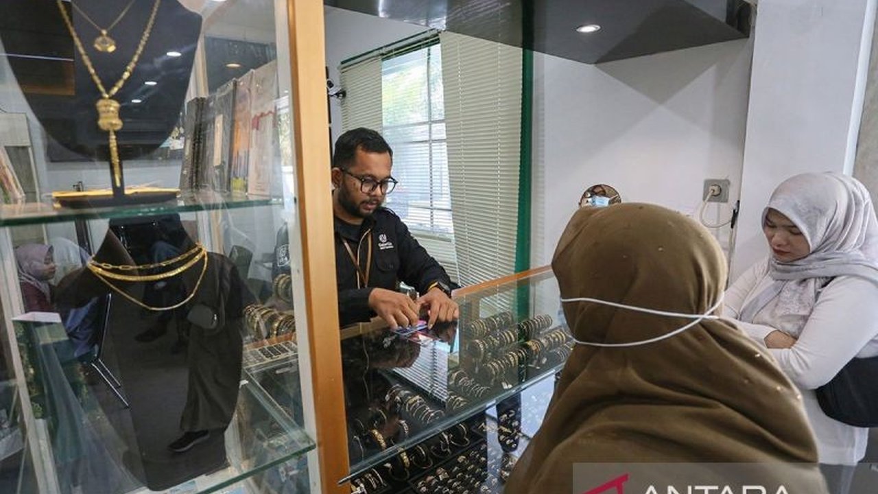 Harga emas Antam hari ini mengalami penurunan signifikan sebesar Rp29.000 per gram, mencapai Rp2,322 juta, memicu pertanyaan bagi investor dan pembeli emas.