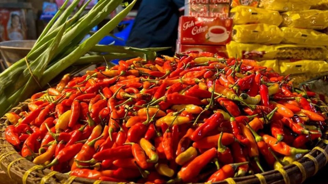 Pusat Informasi Harga Pangan Strategis (PIHPS) Nasional melaporkan fluktuasi harga pangan nasional, dengan bawang merah mencapai Rp42.550/kg dan cabai rawit Rp49.800/kg, menarik perhatian publik.