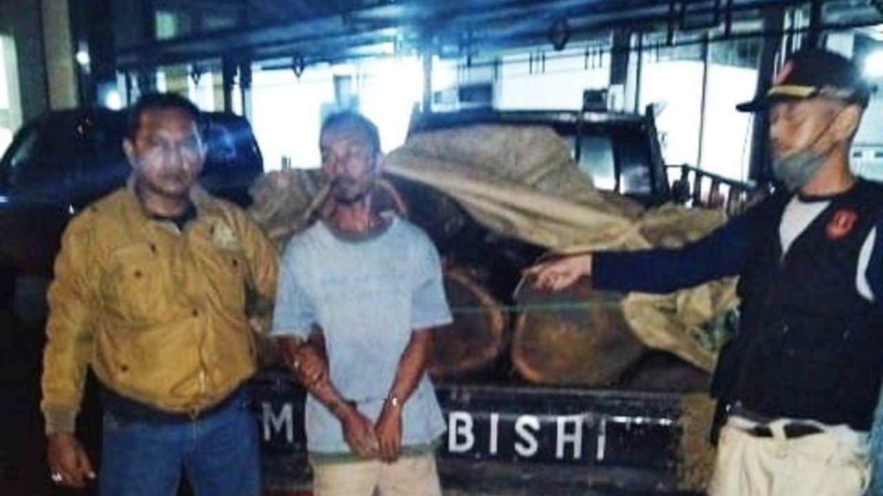 Tim Polhutmob Perhutani KPH Tuban berhasil menangkap seorang pelaku pembalakan liar di wilayahnya. Operasi ini juga menyita barang bukti kayu jati ilegal yang diangkut tanpa izin.