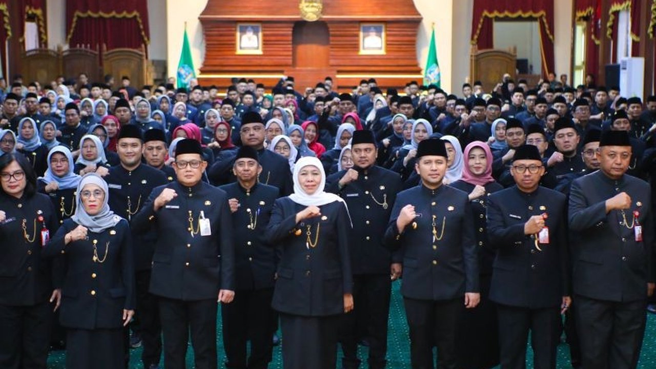 Gubernur Khofifah melantik 580 Pejabat Baru Pemprov Jatim, menekankan pentingnya pengabdian terbaik, kinerja dinamis, dan adaptasi cepat demi mewujudkan Jatim sebagai Gerbang Baru Nusantara.