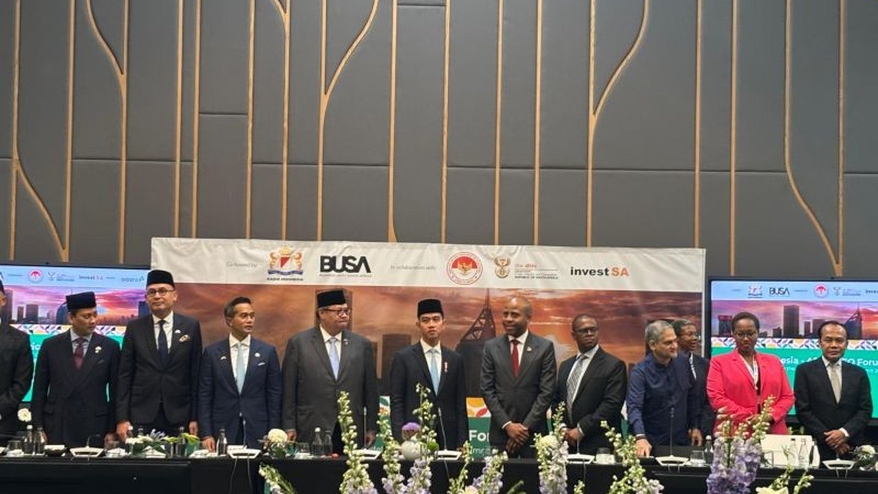 Wakil Presiden Gibran Rakabuming Raka umumkan kebijakan bebas visa Indonesia Afrika Selatan di CEO Forum. Langkah ini diharapkan pererat hubungan dan investasi kedua negara.