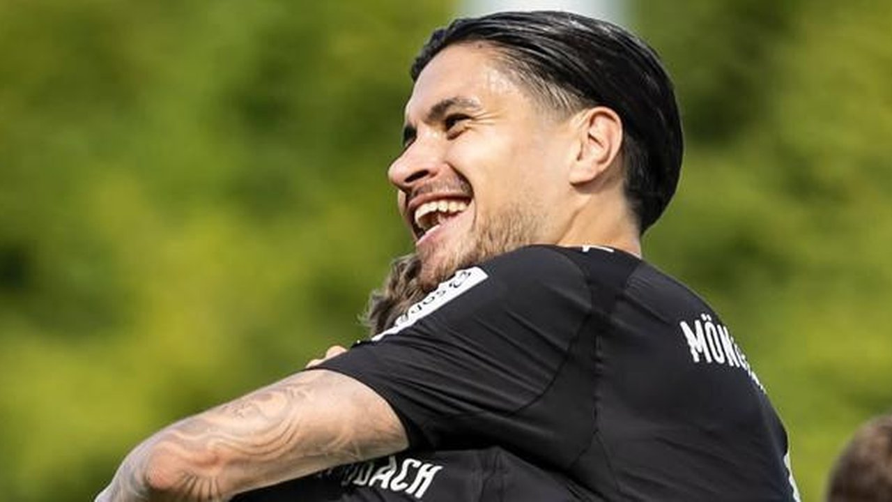 Kevin Diks dipasang sebagai starter saat Borussia Monchengladbach bertandang ke markas Delmenhorst dalam laga putaran pertama DFB Pokal 2025/2026, Minggu (17/8/2025). (Dok. Borussia M
