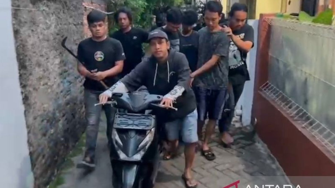 Polda Metro Jaya berhasil membekuk lima pelaku perampasan modus kenalan online di Bekasi yang menyasar remaja. Korban dibacok dan motornya dirampas, bagaimana kronologi penangkapannya?