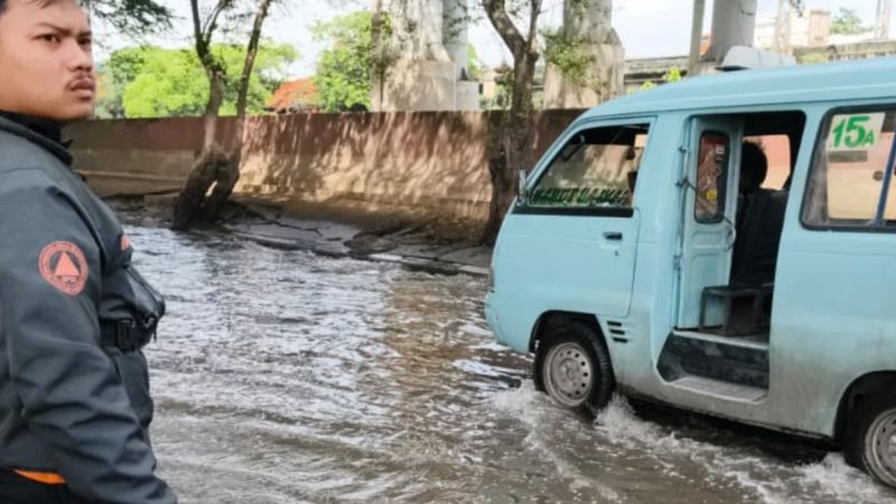 Tim gabungan bergerak cepat menangani banjir rob Jakarta Utara yang merendam Jalan RE Martadinata di depan JIS, memastikan situasi terkendali dan aktivitas warga tetap lancar.