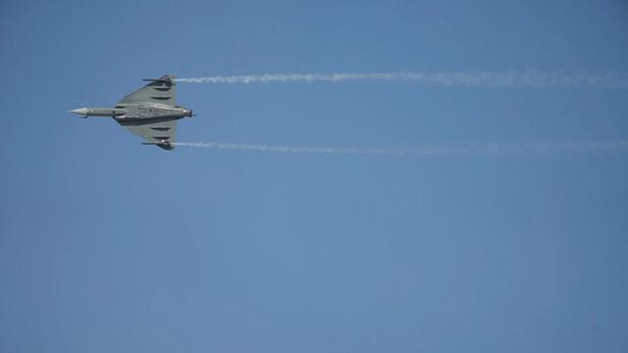 Pesawat HAL Tejas milik India saat melakukan demonstrasi beberapa saat sebelum jatuh di Dubai Air Show di Bandara Internasional Al Maktoum, Dubai World Central, Dubai, Uni Emirat Arab, Jumat
