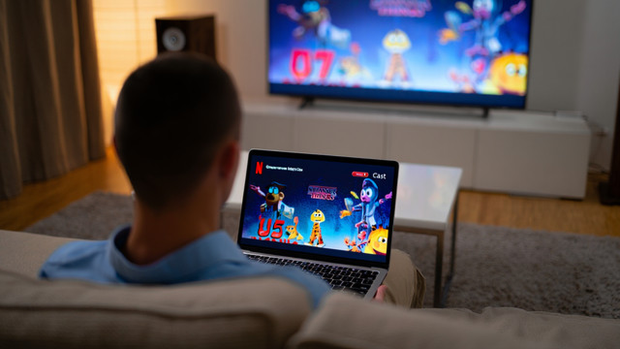 Cara Menyambungkan Laptop ke TV (Foto: Reve Art AI)