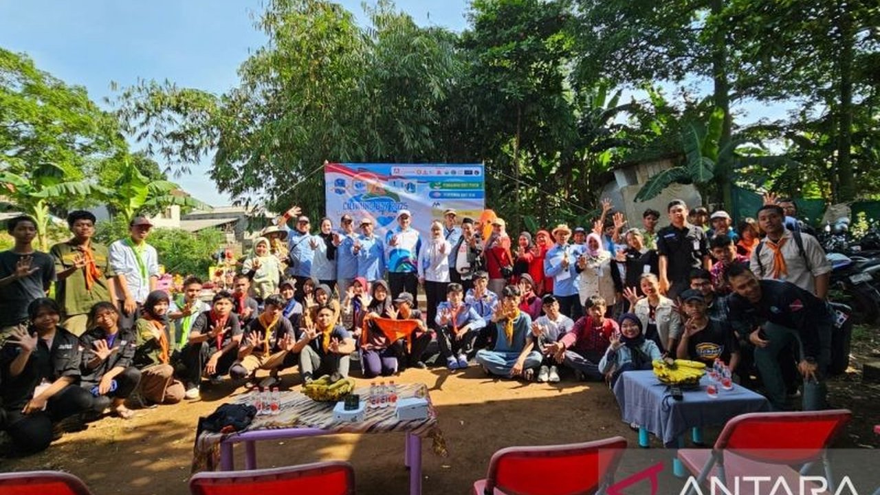 Ratusan pelajar dan komunitas berpartisipasi dalam Ciliwung Day 2025 di Jakarta Timur, menggelar aksi bersih-bersih dan edukasi lingkungan demi masa depan Sungai Ciliwung.