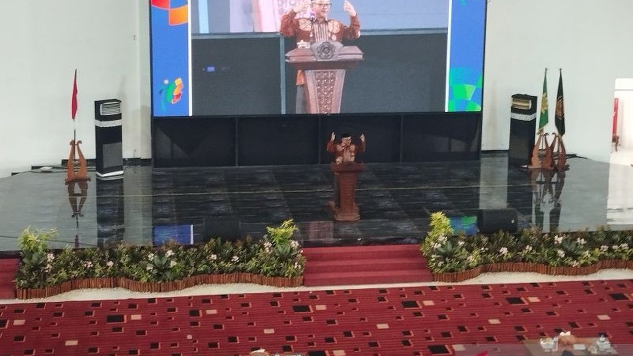 Usulan larangan siswa membawa HP di kelas masih memerlukan pembahasan komprehensif lintas kementerian, menurut Mendikdasmen, mengingat kompleksitas isu penggunaan teknologi.