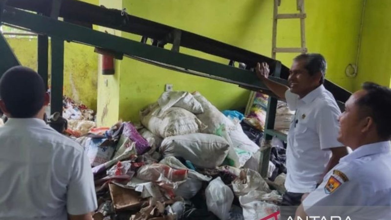 Pemerintah Kota Pariaman serius mengatasi masalah sampah dengan membentuk 10 Bank Sampah Pariaman di berbagai desa, bertujuan mengurangi beban PDU dan mewujudkan kota ramah lingkungan.