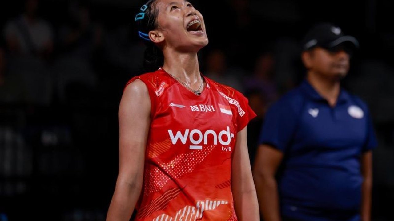 Tunggal putri Indonesia, Putri KW, berhasil melangkah ke final Australia Open 2025 setelah mengalahkan Michelle Li dalam laga sengit. Kemenangan ini membawanya bertemu unggulan Korea Selatan An Se Young.