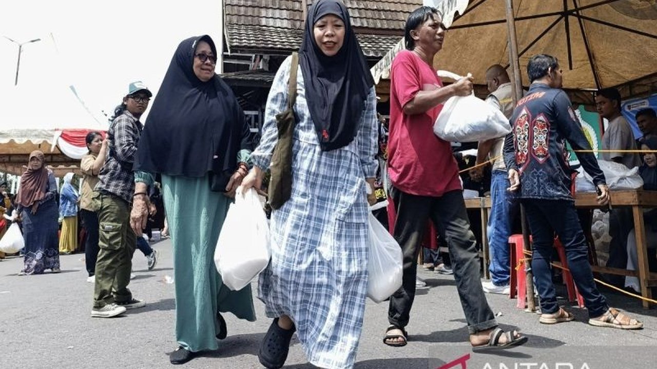 Masyarakat Kotawaringin Timur menerima 23 ribu paket sembako gratis dari Pemprov Kalteng, program ini digratiskan sepenuhnya untuk meringankan beban jelang Natal dan Tahun Baru.