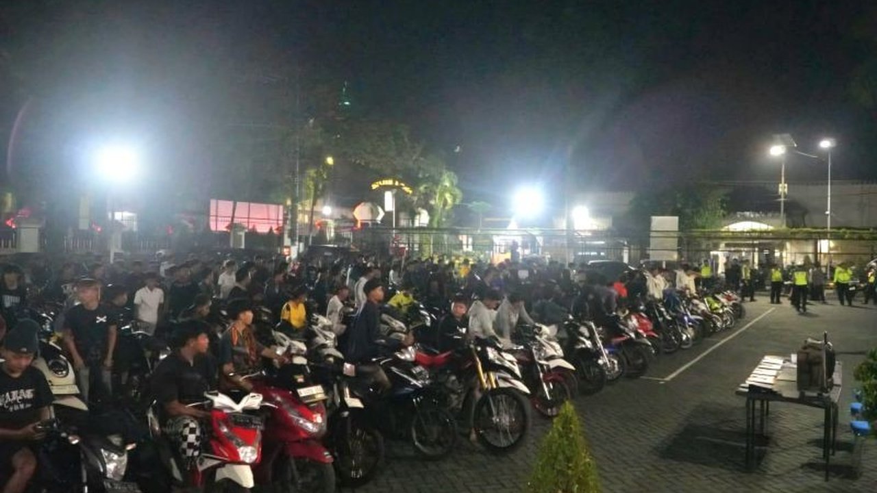 Polisi Sita Kendaraan Balap Liar Malang: Polres Malang amankan 236 motor dan 342 orang dalam Operasi Zebra Semeru 2025 untuk efek jera dan keselamatan.