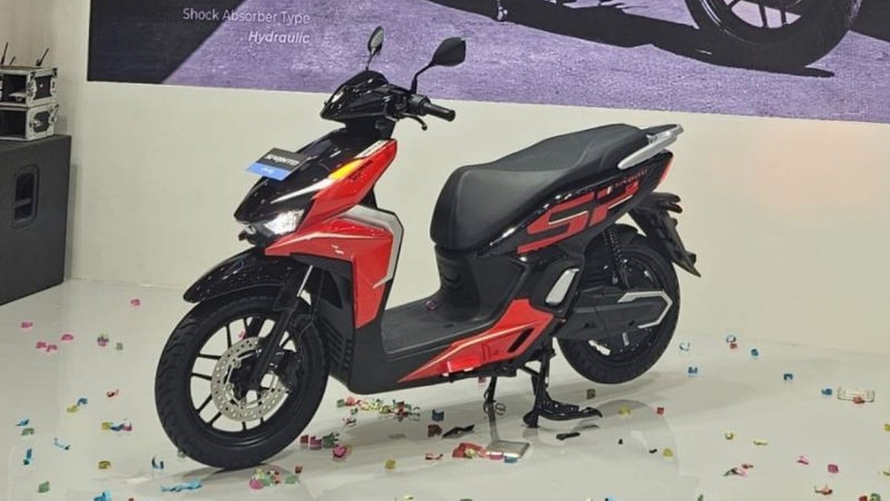PT Indomobil Emotor Internasional resmi memperkenalkan skuter listrik Sprinto di GJAW 2025. Kendaraan roda dua futuristik ini ditawarkan dengan harga menarik, siap memenuhi kebutuhan mobilitas perkotaan.