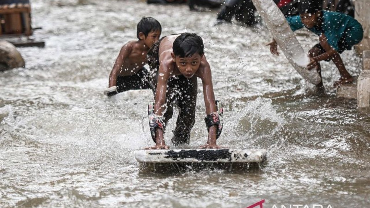 Enam Rukun Tetangga di Kepulauan Seribu Utara dan Selatan terendam banjir rob pada Sabtu, 22 November, akibat pasang maksimum air laut. BPBD DKI Jakarta segera tangani dampak banjir rob ini.