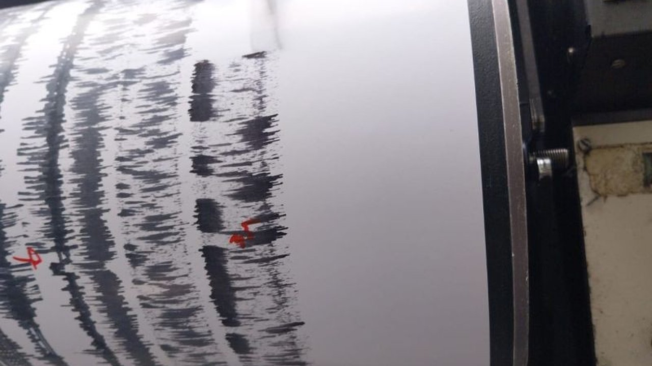 Pos Pengamatan Gunung Semeru mencatat getaran banjir lahar hujan Semeru selama hampir dua jam, mengalir ke sungai-sungai yang berpotensi letusan sekunder dan PVMBG meminta warga untuk tetap waspada.