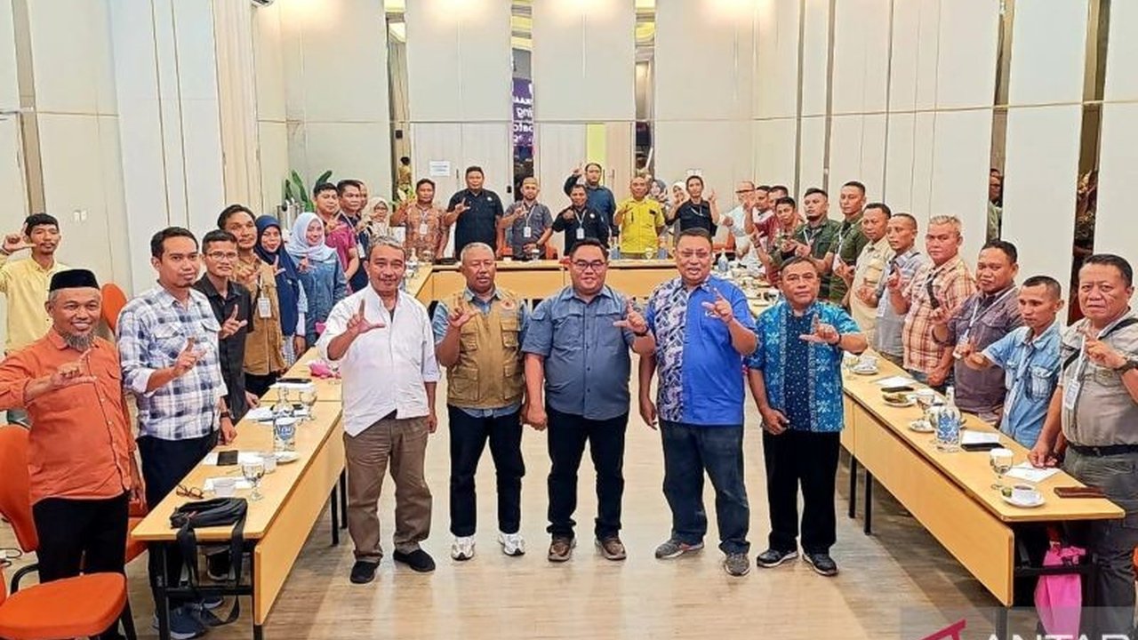 Dinas LHK Gorontalo perkuat kapasitas Kesatuan Pengelolaan Hutan (KPH) dalam upaya pencegahan Karhutla Gorontalo. Pelatihan ini krusial hadapi potensi kebakaran 2025 yang tinggi.