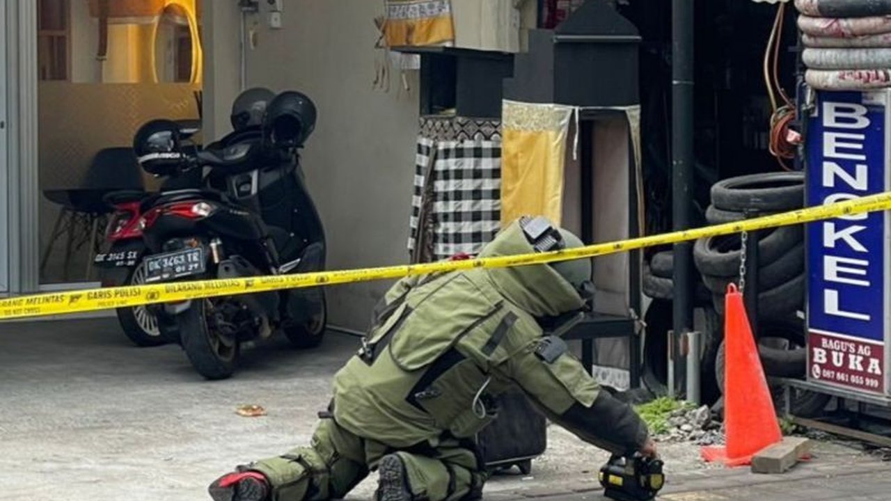 Unit Penjinak Bom Polda Bali diterjunkan untuk memeriksa koper tak bertuan di Denpasar. Insiden ini sempat menimbulkan kepanikan warga, namun dipastikan aman.