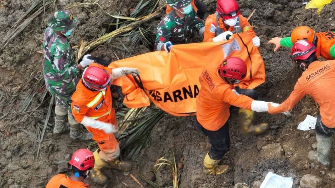 Tim SAR gabungan berhasil menemukan dua Korban Longsor Banjarnegara di hari ketujuh operasi, memperpanjang harapan bagi keluarga yang menanti.