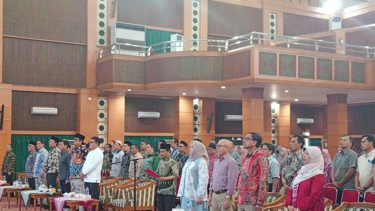 UIN Jakarta resmi mengintegrasikan tiga satuan pendidikan di bawah yayasan ke BLU, menyeragamkan tata kelola dan gaji pegawai. Integrasi Pendidikan UIN Jakarta ini diharapkan meningkatkan profesionalisme dan kesejahteraan.